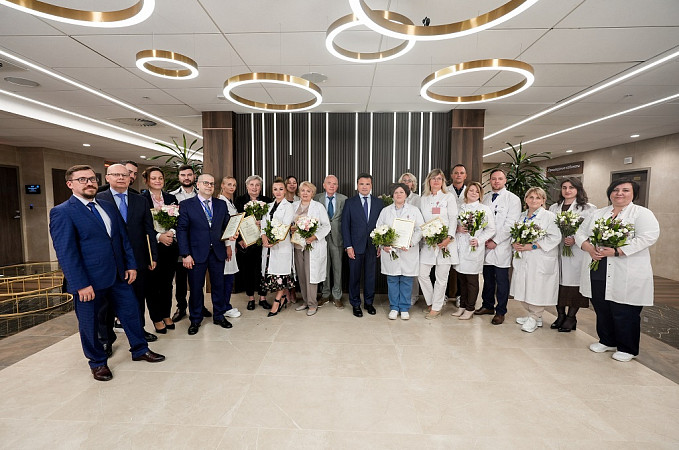 Андрей Воробьев вручил областные награды сотрудникам клиники «Медицина», которая отмечает 35-летие